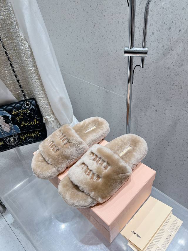 出厂 Miumiu缪缪 Miu家2024秋冬新品 专柜最新爆款毛毛拖鞋系列 火爆毛毛款拖鞋 今年主推款 上脚精致小巧，百搭好看，舒适又优雅，时尚 简约高级 随意